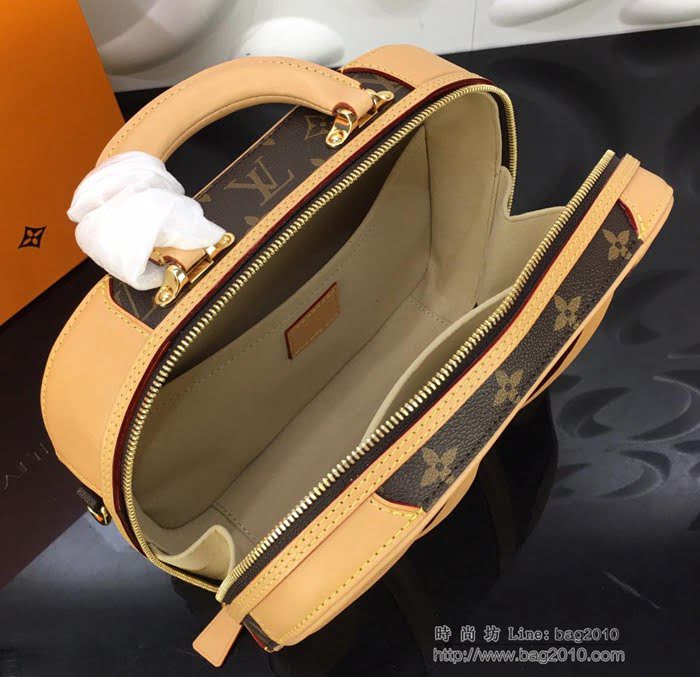 路易威登LV女包 頂級原單 M44581 Nicolas Ghesquière沿襲品牌旅行傳承 為2019年春夏秀場帶來 Mini Luggage 手袋 可手提 肩背 斜挎  ydh2684